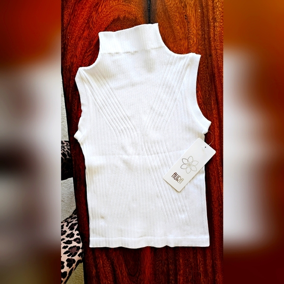 Nwt white M/L Turtle neck Top - Picture 1 of 2